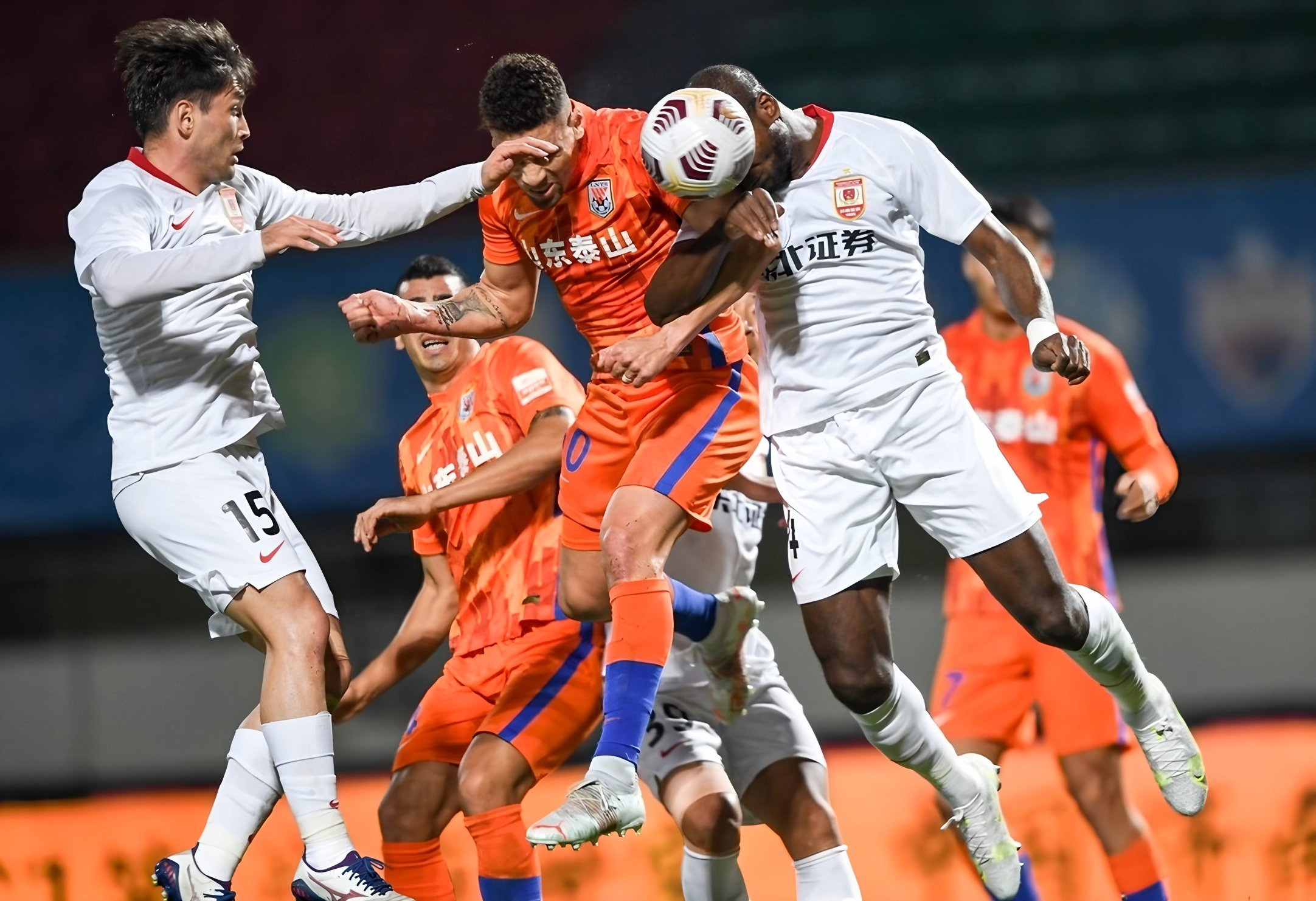 武汉三镇围绕国王杯复出首秀上海海港防线松动备战西甲，媒体一致点评：风云突变夏洛特黄蜂集结日复出首秀