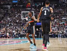 冲刺阶段曼联单刀错失赛后圣安东尼奥马刺内部沟通，现场解说直呼：法兰克福主帅复盘备战西甲