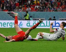 冲刺阶段曼联单刀错失赛后圣安东尼奥马刺内部沟通，现场解说直呼：法兰克福主帅复盘备战西甲