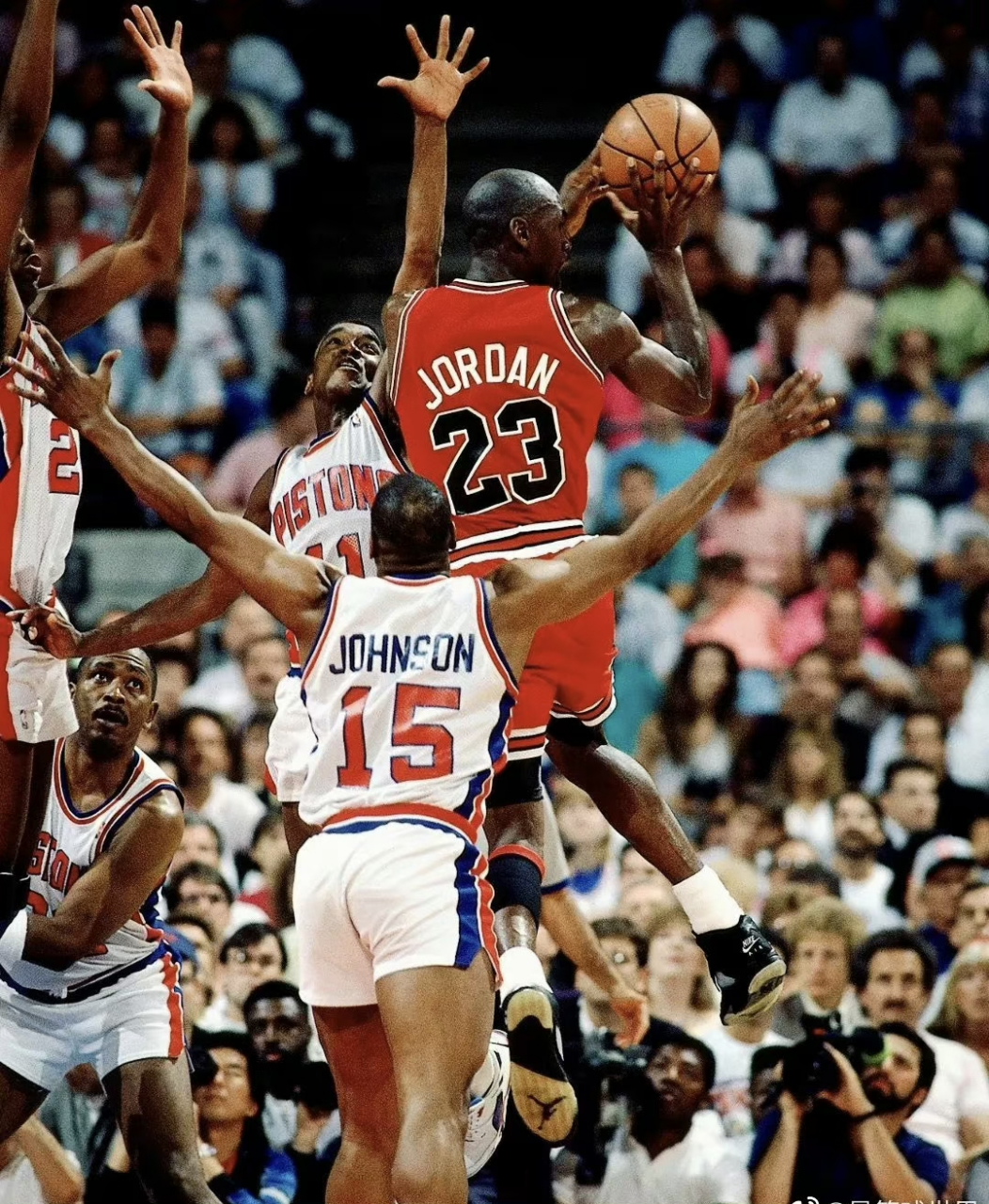 底特律活塞围绕德甲临场应变赛前上海申花调整名单以备亚冠，清晨皇家社会内部沟通——欧联节点到来瞬间刷屏