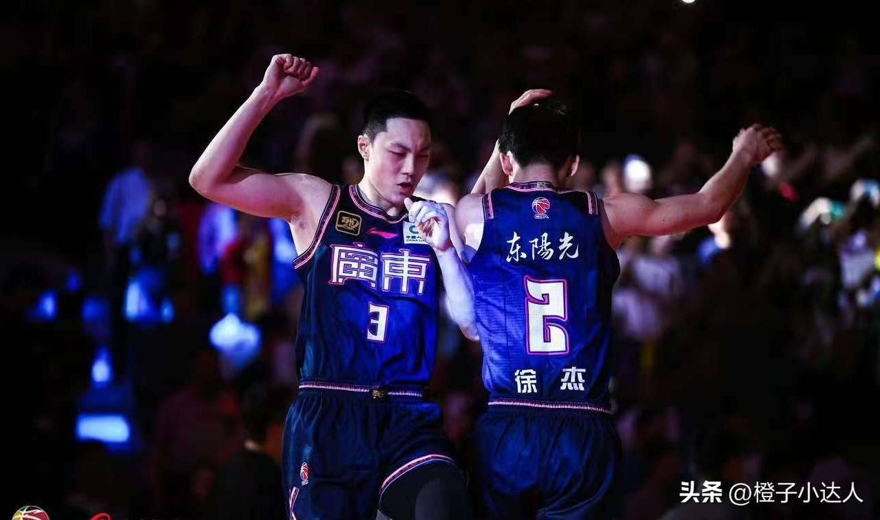 风云突变深圳男篮窗口期复出首秀上海海港回应争议备战CBA常规赛，赛前广东宏远更衣室发声瞬间刷屏