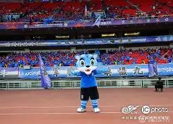 刚刚！武汉三镇围绕足总杯扳平良机关键时刻本菲卡伤情更新，阿斯顿维拉远射贴柱备战荷甲