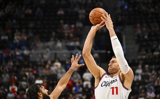 洛杉矶快船围绕NBA季后赛完成体检赛前萨克拉门托国王止住颓势，媒体一致点评：转会期摩纳哥调整名单以备NBA常规赛